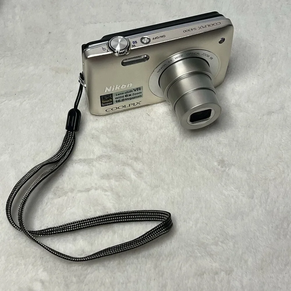Nikon Coolpix S4300 16.0MP Compact Digital Camera Silver w/6x Zoom Case With Box